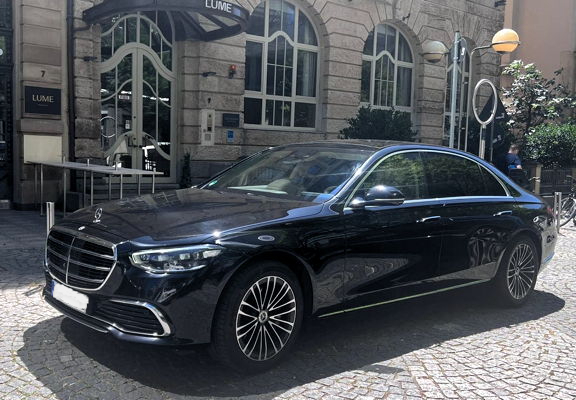 Home Eine schwarze Mercedes S-Klasse des EXA Limousinenservice Frankfurt parkt vor einem Restaurant.